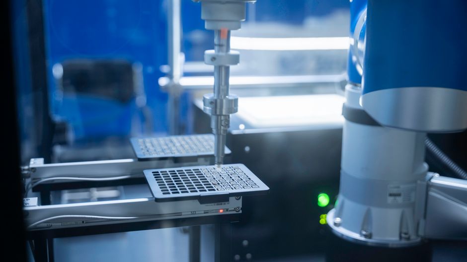 Robotska ruka za automatizaciju laboratorijskih procesa